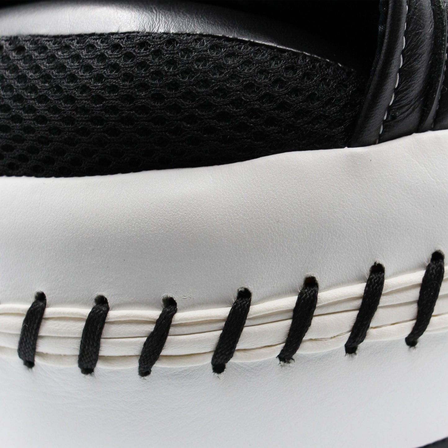 Adidas Ultimate Classic Air Focus Mitts Vacuum Pads Pro Boxing Mitt Pad Pair Black/Gold