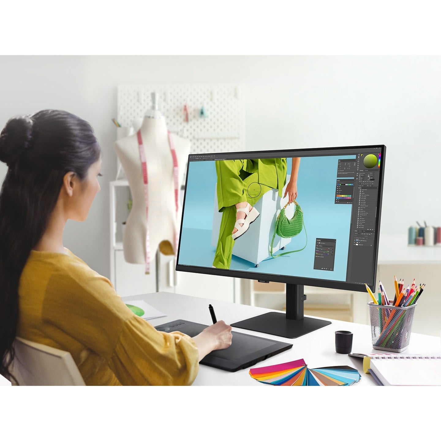 Samsung ViewFinity S7 S70D LS32D700E 32" | 4K UHD 3840x2160 | 16:9 | 5ms | 60Hz VA | Business Monitor
